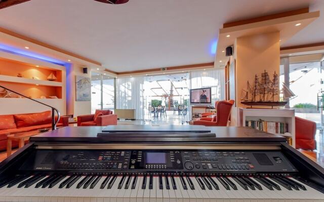 Hotel Avra
