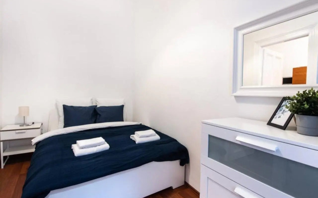 Very central convenient large AC place