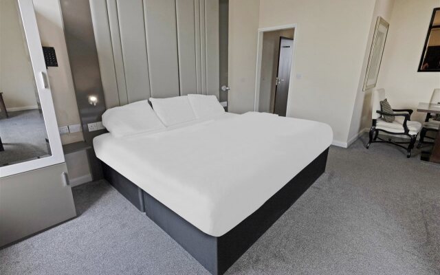 OYO The Baltimore Hotel