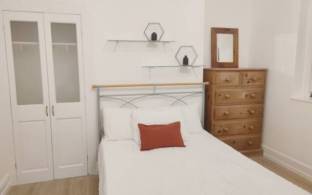 2-bed Flat Near Park in Central London