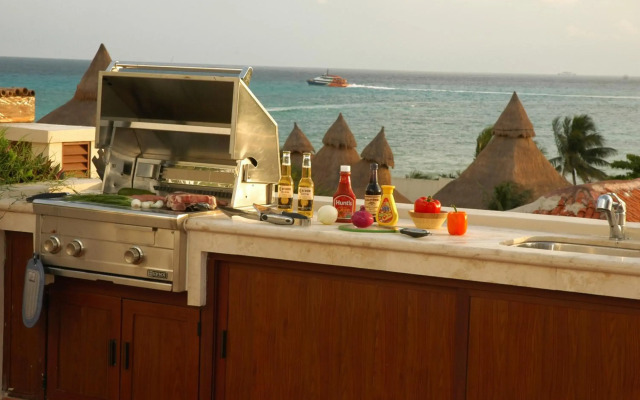 El Taj Oceanfront & Beachside Condo Hotel