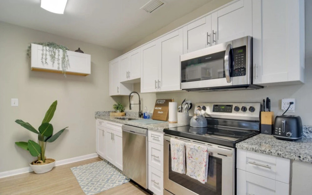 4 Mi to Dtwn: Pet-friendly Tampa Retreat