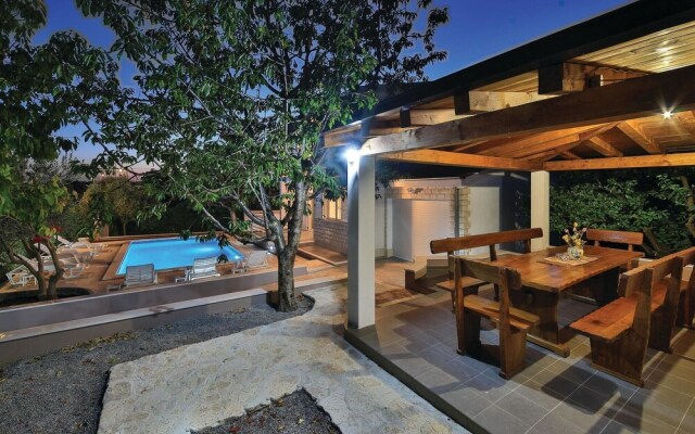 Amazing Home in Kastel Gomilica With Wifi and 4 Bedrooms