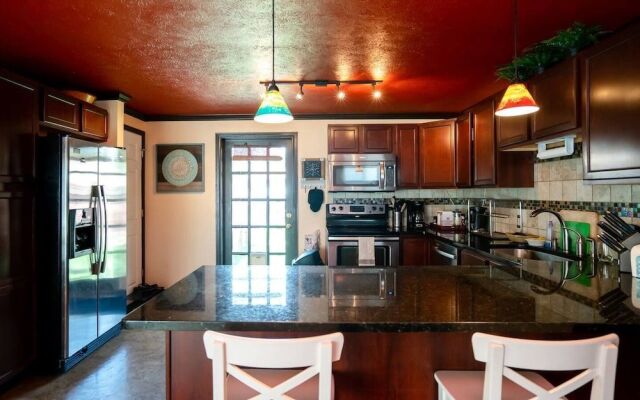 Casa de Henrichs & The Den Spacious Backyard