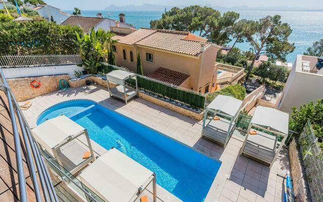 Luxury villa in Alcudia with private pool and 200 meters from the beach