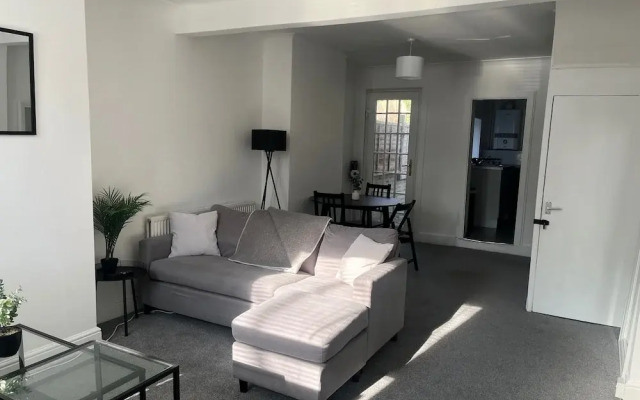 Cosy 2-bed Home - Central Location - Train Station