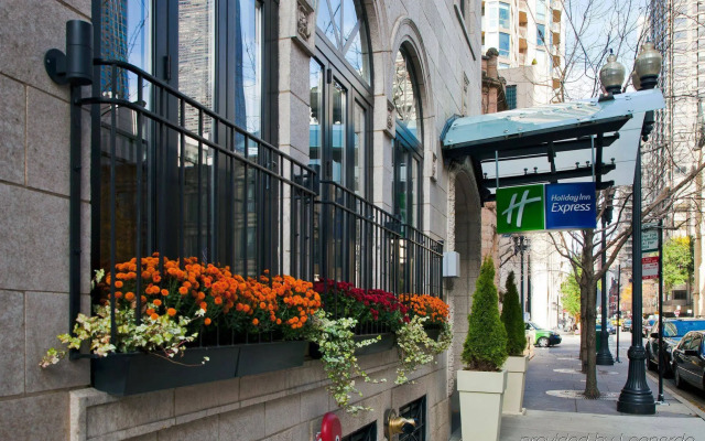 Holiday Inn Express Chicago - Magnificent Mile by IHG