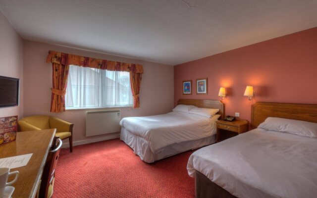 The Longshoot Hotel by Greene King Inns
