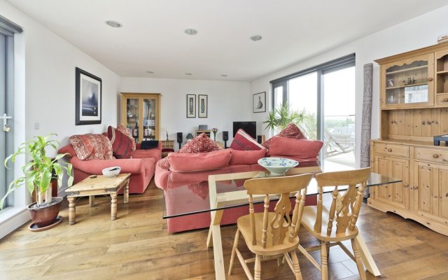 Superb Apartment With Terrace Near the River in Putney by Underthedoormat