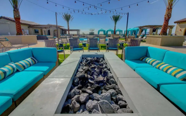 Rooftop Pool-Close 2 Shops-Dining-C4419