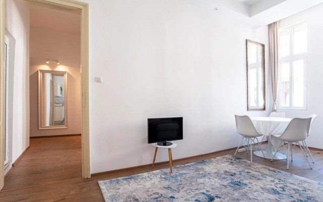 Supreme Luxury Top Central 1 Bedroom Apartment