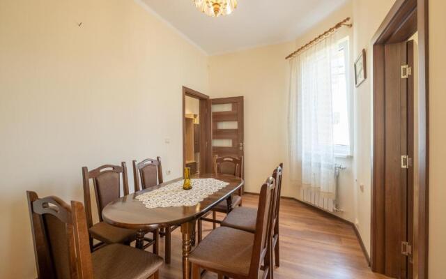 Lucie Top Center – 5 people