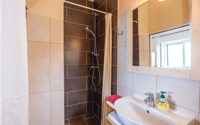 Amazing Home in Mimice With Wifi and 4 Bedrooms