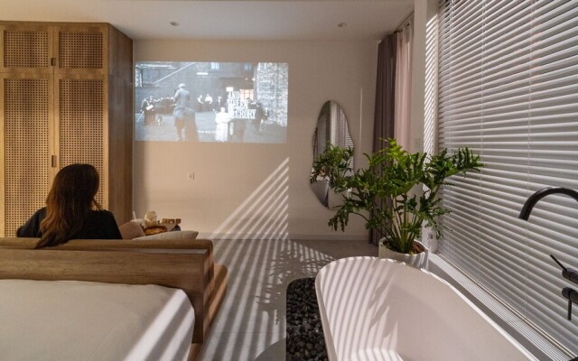 Kin Wander Tan Phong, The Moonage