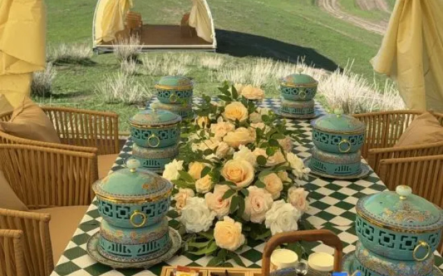 Nalati Shuimu Shangshan Jingyue Yuntang Meisu. – Outside – Xinyuan