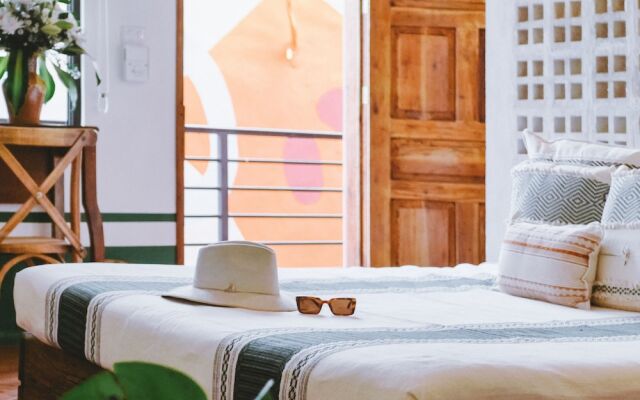 Hiphipstay - The Colonial