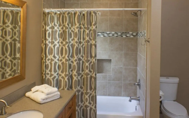 Mark's Sunrise Lakes Villa 4 Bedroom Home by Redawning