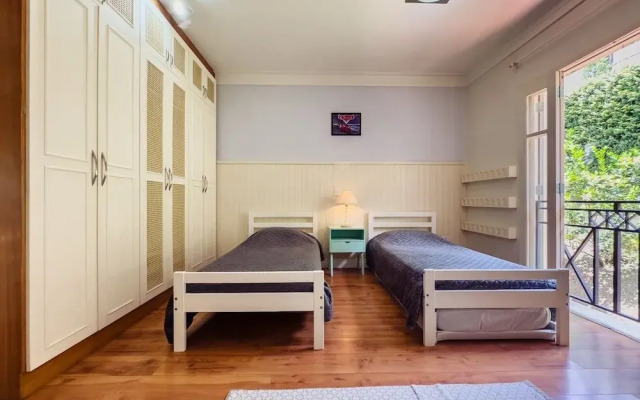 Casa Alto Padrão na Granja Viana - Cond. Fechado