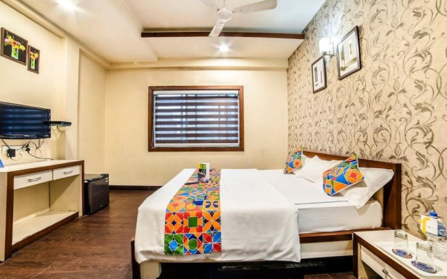OYO Premium AB Road Bhavarkuan