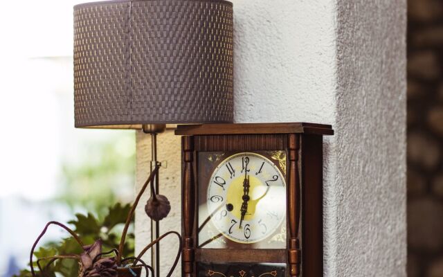 Grandma's Maomaocool Travelling Hotel