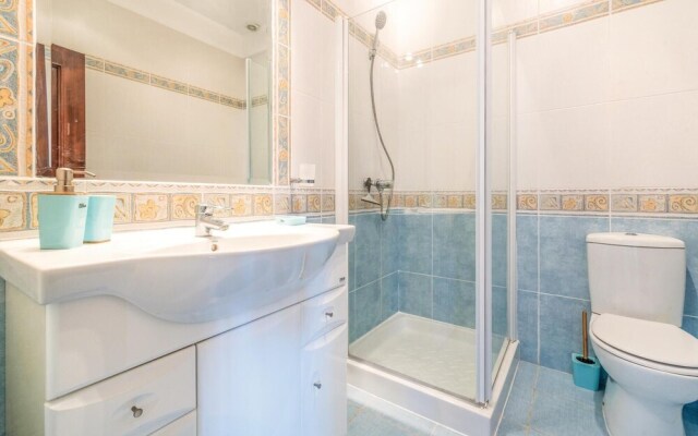 Beautiful Home in Lagoa With Wifi and 2 Bedrooms