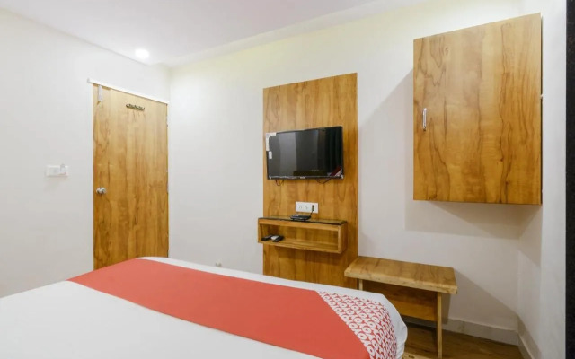 OYO 70998 Hotel Safari Inn
