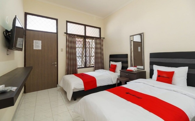 RedDoorz@ Cangkring street Cirebon – Guest Rooms – Cirebon