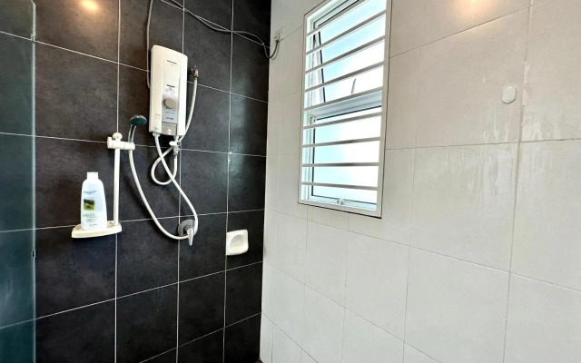 BNB Casa Grande at Rawang - spacious, 15 pax and WiFi