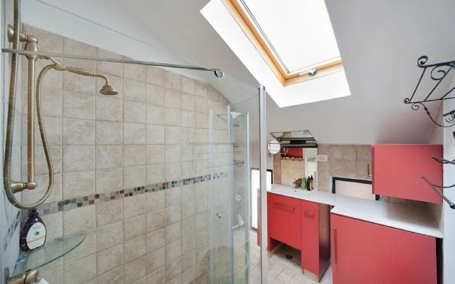 Charming Sunny Haven with Balcony by Sea N Rent