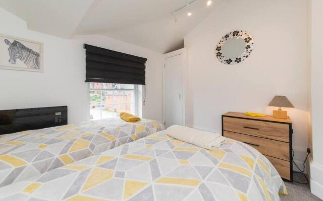 Spacious 1-BDR in central Reading w/ free parking