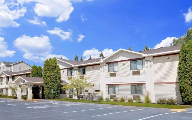 Super 8 by Wyndham Cloquet