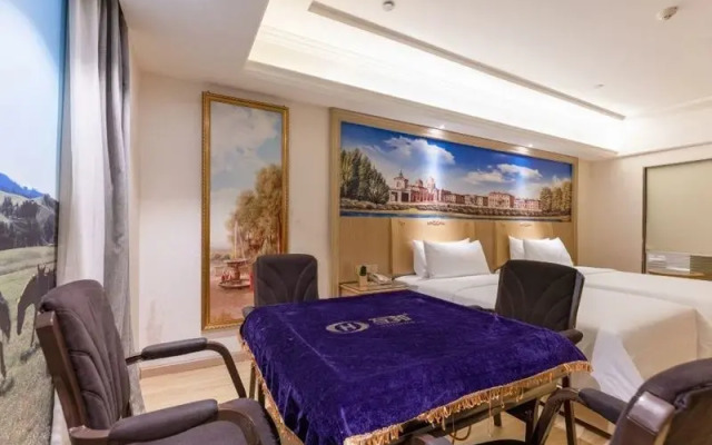 Vienna Hotel (Chongqing Yangjiaping Pedestrian Street Light Rail Station)