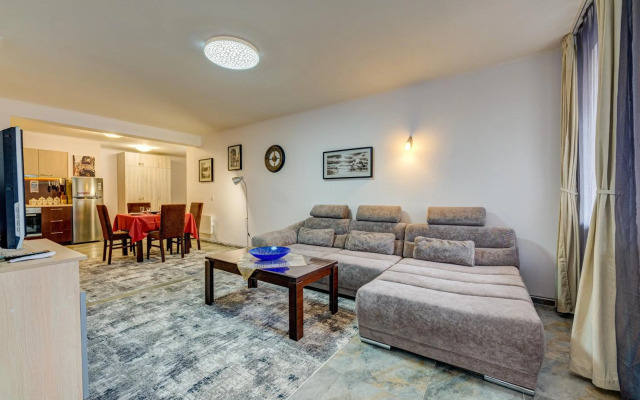 Bright and Spacious 2-BDR Apartment with Balcony