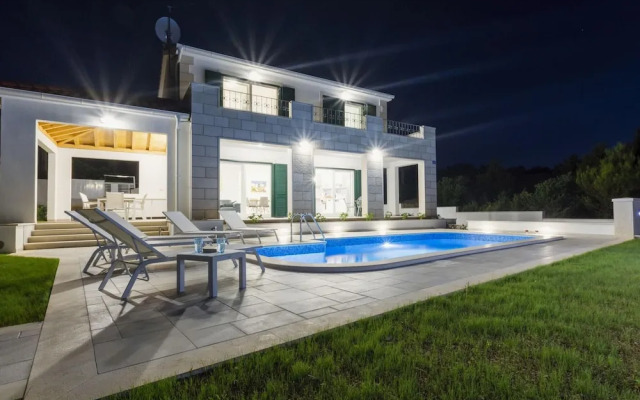 Charming Villa With Pool ,140m From the sea