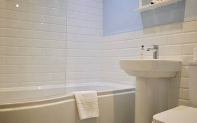 1 Bedroom Flat With Front Garden Sleeps 3