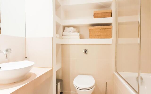 One Bed Apartment in South Quay, Canary Wharf