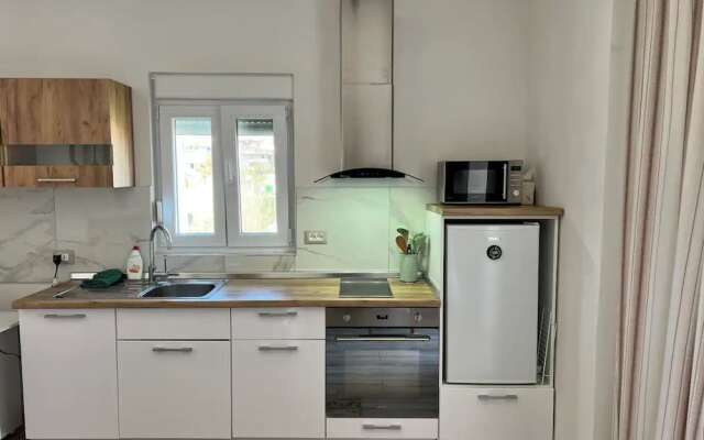 Entire unit near beach access to garden