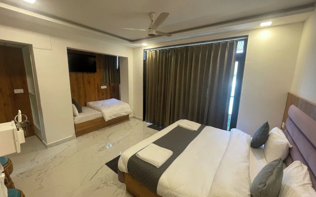 Maayaa inn by Ganges