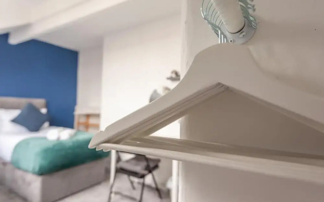 Leeds 4-bed House - Sleeps 9, Free Parking & Wifi