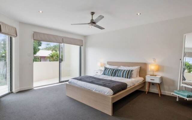 Luxury Townhouse 250m to the Beach