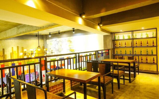 Comma Travel International Youth Hotel