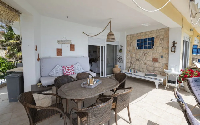 Poseidon Seafront Apartment by Rentalspro