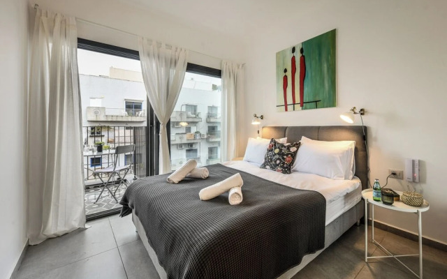 Stylish 2BR Apt with Balcony and View