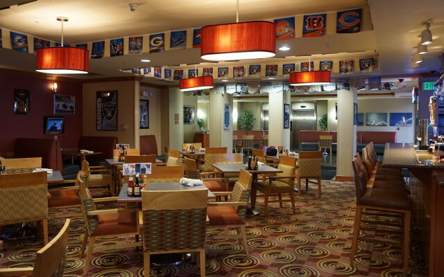 Holiday Inn & Suites Oakland Airport by IHG