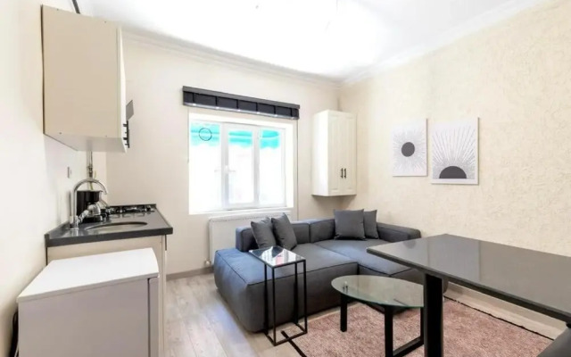 Taksi̇m Whi̇te Sui̇t