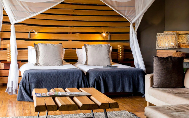 Rhino Ridge Safari Lodge