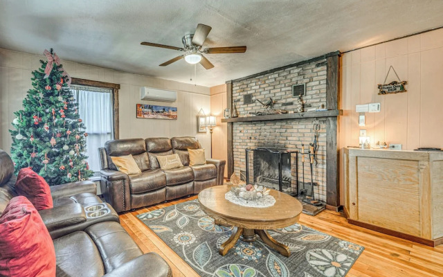 Walk to Downtown Ruidoso: Cozy Wooded Retreat