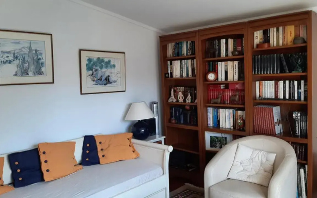 maison en pierre dans un écrin de verdure