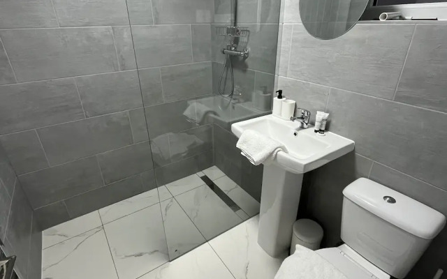 Spacious 4 Bed Home - Sleeps 7, Garden & Parking