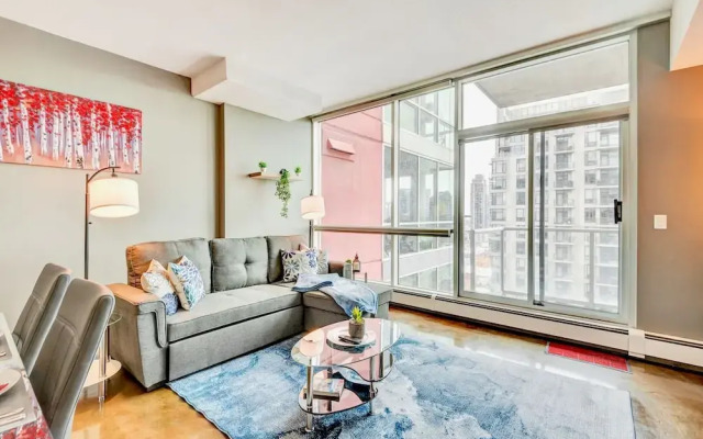 Downtown Condo w Incredible Views and BBQ